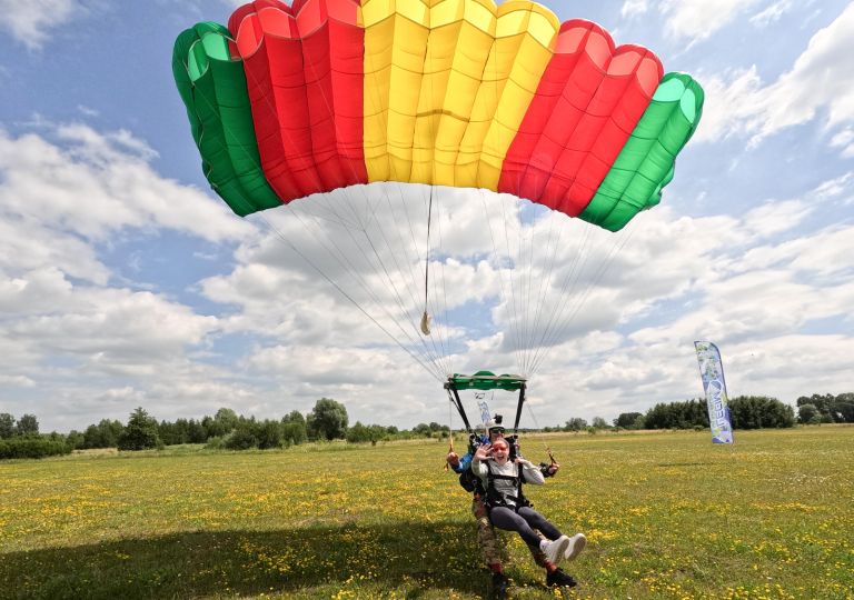 Skok spadochronowy w tandemie – czego się spodziewać?